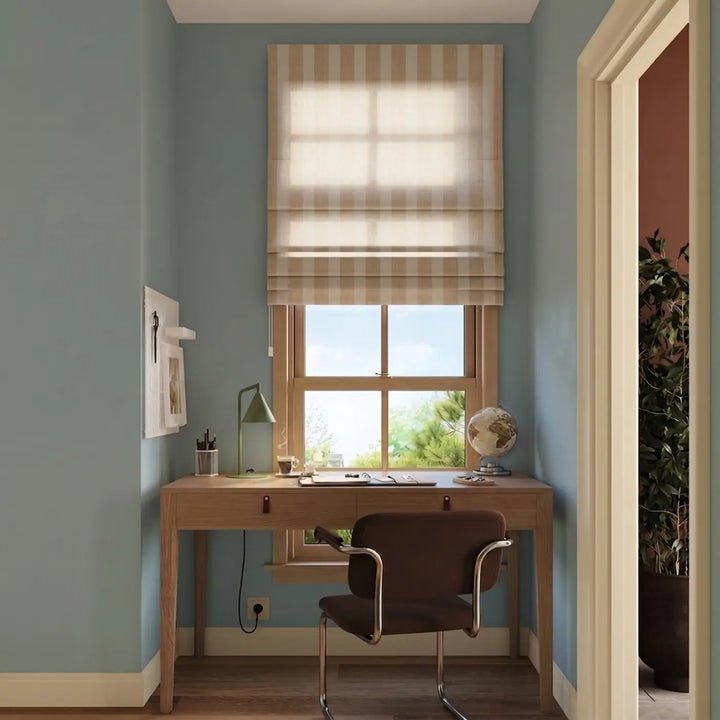 Lampe à poser vert olive sur un bureau