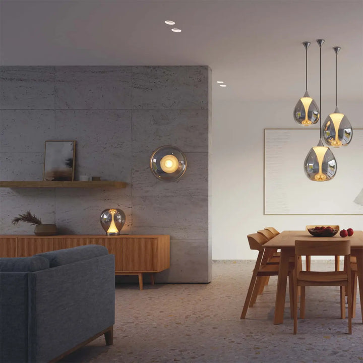 Lampe de chevet poser bond avec volumes concaves, socle discret, luminaires modernes en forme de goutte métalliques refletissants