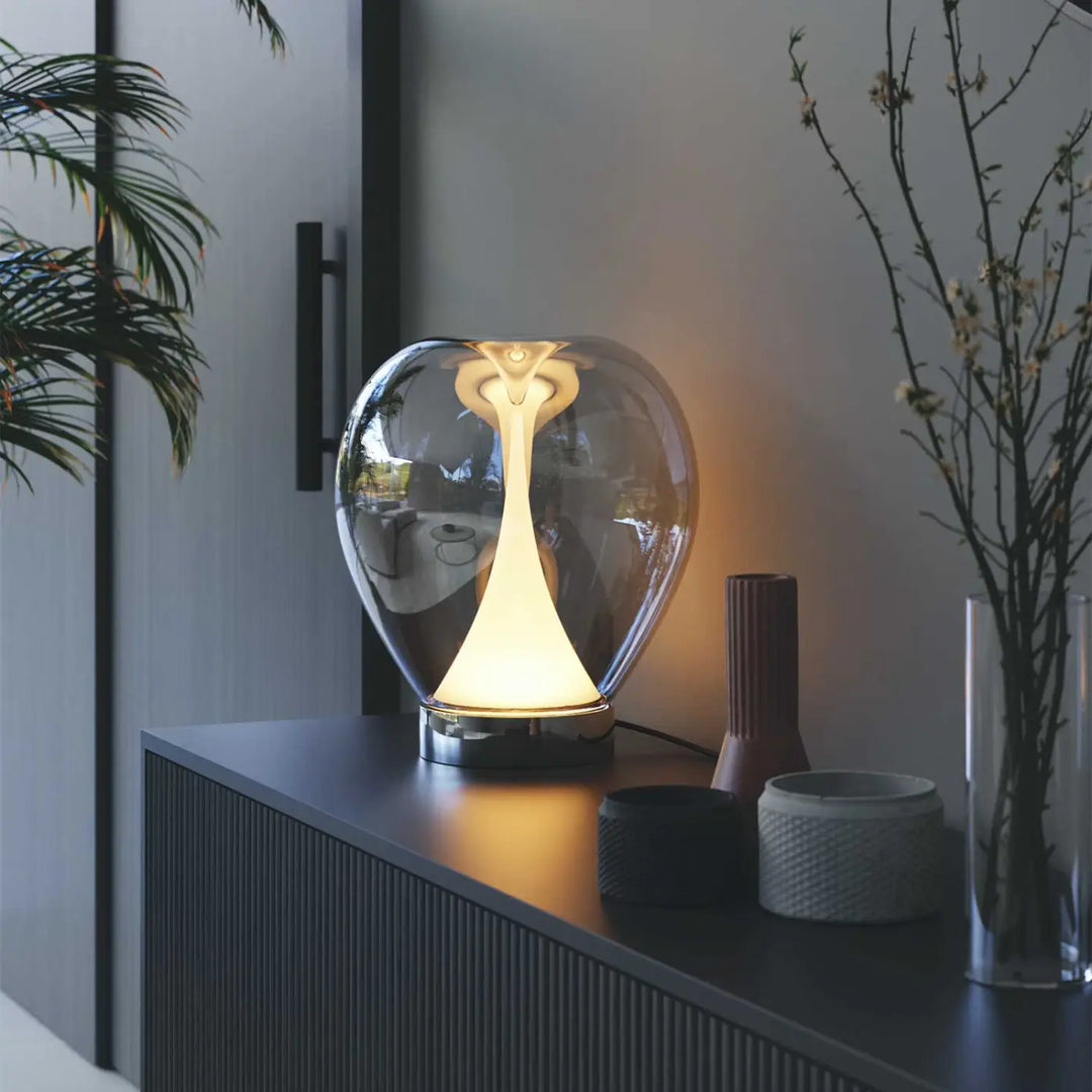 Lampe de chevet poser bond en verre transparent avec volumes concave et socle discret lumineux blanc chaud