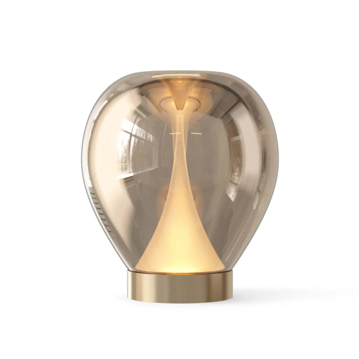 Lampe de chevet poser bond avec socle discret en métal doré et volumes concave en verre ambré élégant en forme de goutte