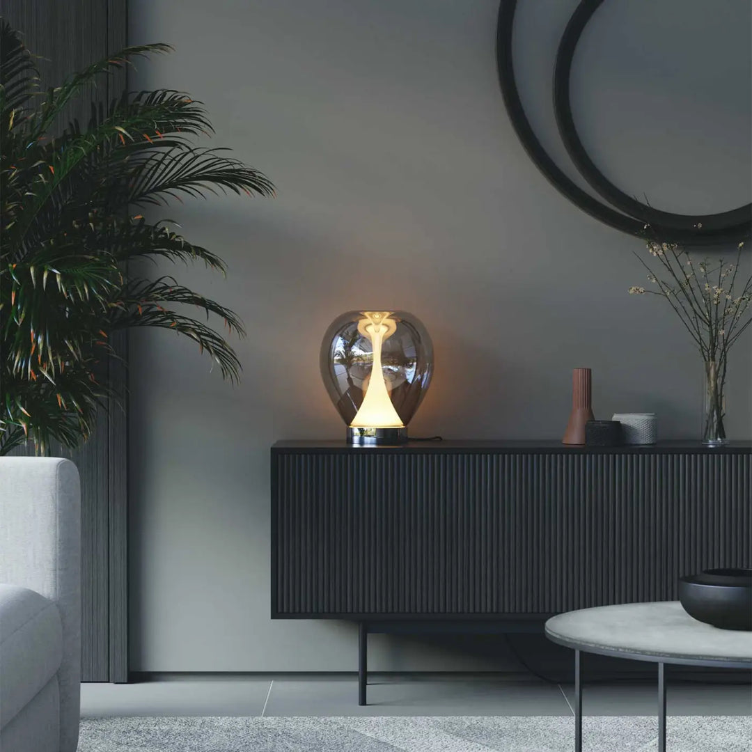 Lampe de chevet poser bond avec globe en verre ambré translucide et socle discret volumes concave éclairé intérieur