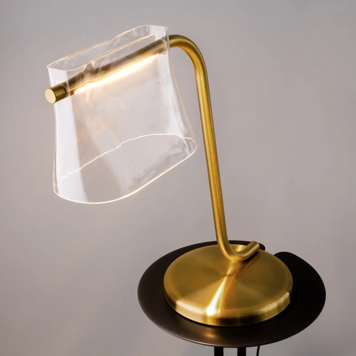 Lampe de chevet cabine en laiton avec abat-jour en verre transparent aux lignes fluides et tige arquée élégante