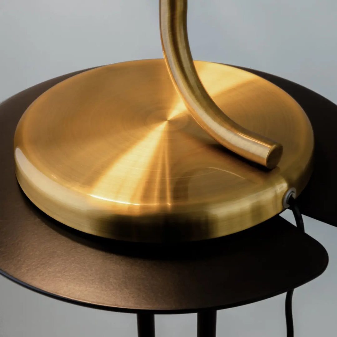 Lampe de chevet cabaret en laiton avec base circulaire et tige courbée aux lignes fluides pour lampe à poser