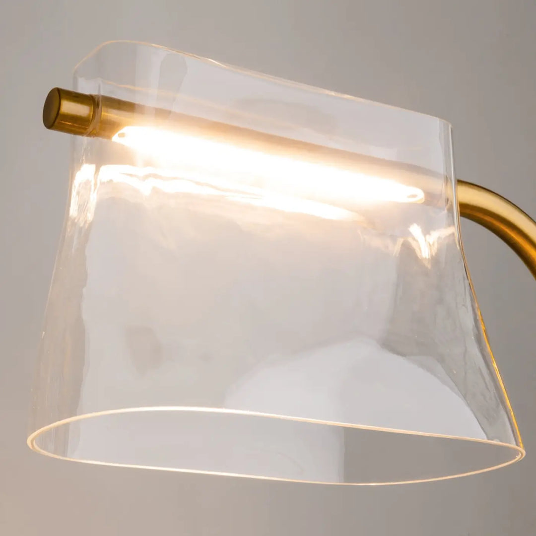 Lampe de chevet cabaret à poser avec verre transparent texturé et bras en métal doré aux lignes fluides