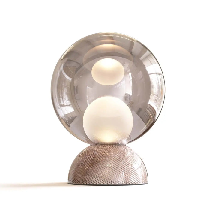 Lampe de chevet charme avec sphère lumineuse cachée en verre fumé et base métallique texturée pour poser charm