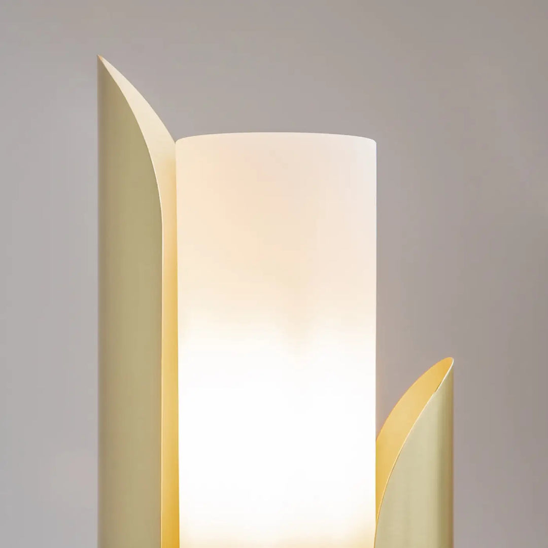 Lampe de chevet cipresso avec métal doré et verre opalin en cylindre pour une lumière douce et design sculptural