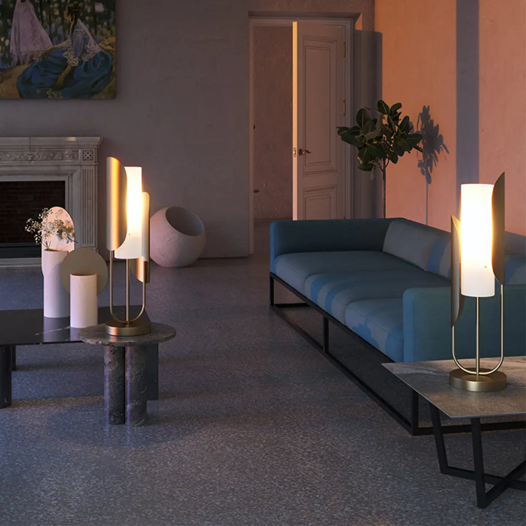 Lampe de chevet cipresso avec abat-jour en verre opalin cylindrique et corps en métal doré pour une lumière douce