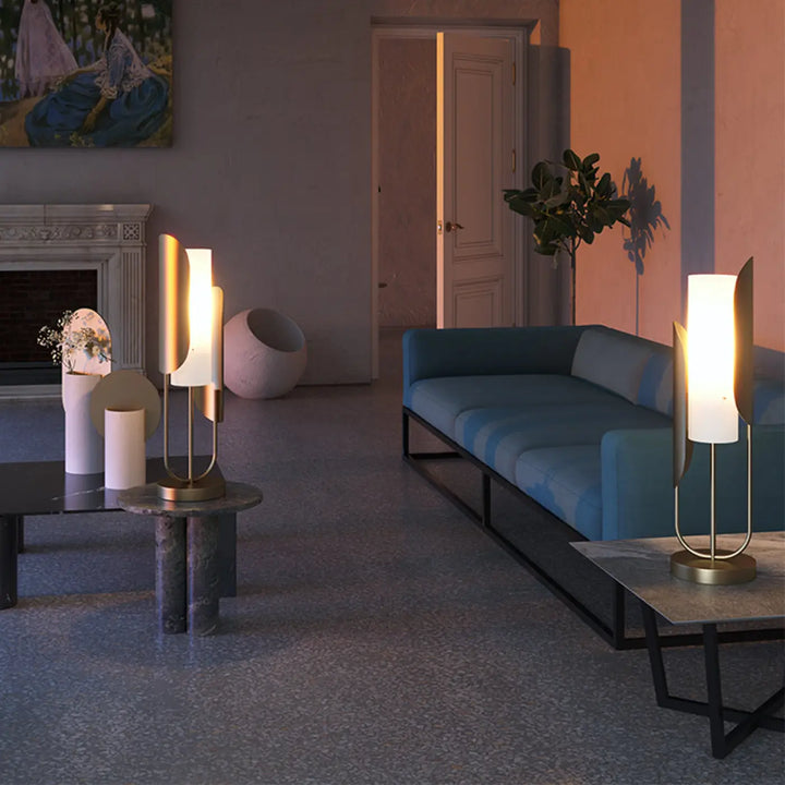 Lampe de chevet cipresso en métal doré avec abat-jour cylindrique en verre opalin diffusant une lumière douce
