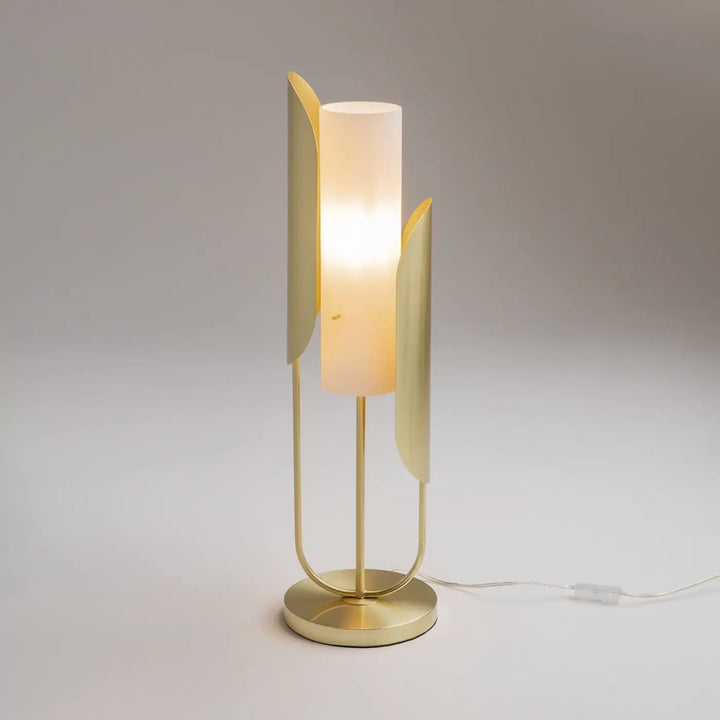Lampe de chevet cipresso avec métal doré, verre opalin cylindrique et panneaux latéraux métalliques en forme de feuille offrant une lumière douce