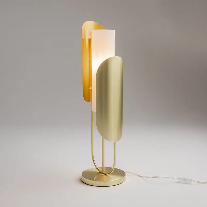 Lampe de chevet cipresso en métal doré avec abat-jour géométrique en verre opalin diffusant une lumière douce