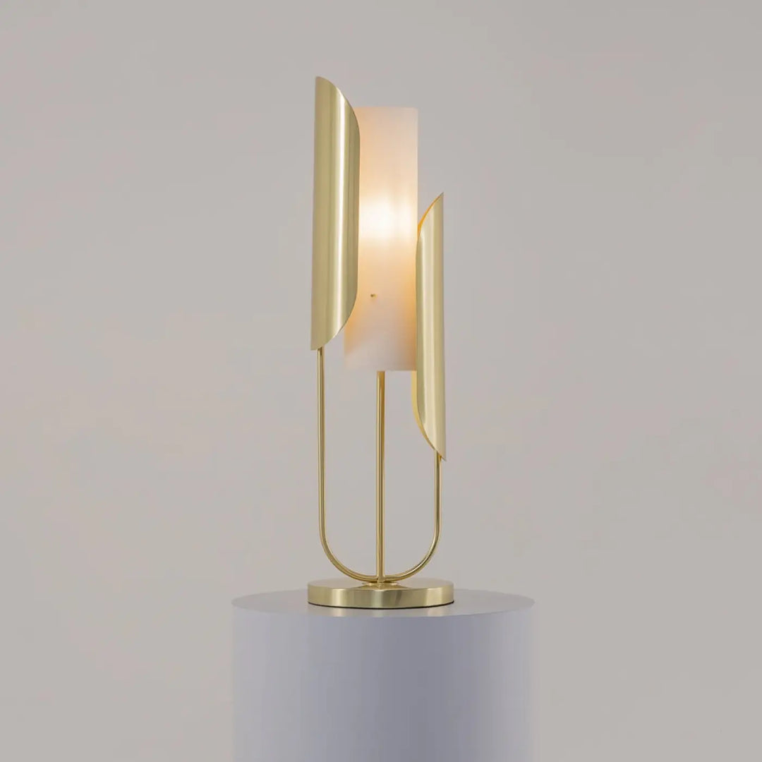 Lampe de chevet cipresso métal doré avec bras incurvés et abat-jour en verre opalin diffusant une lumière douce
