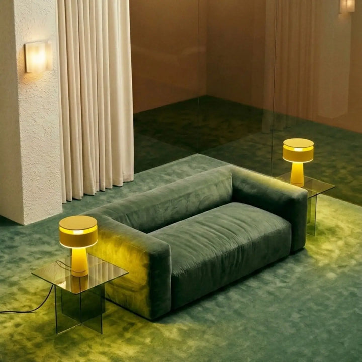 Lampe à poser AXO jaune dans un intérieur contemporain
