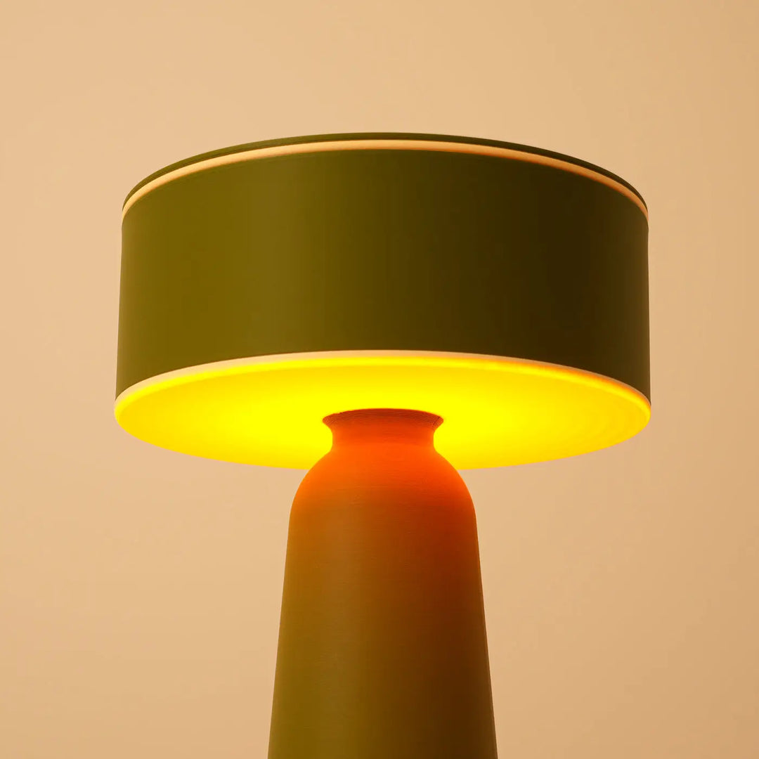 Lampe à poser AXO vert olive allumée, vue rapprochée
