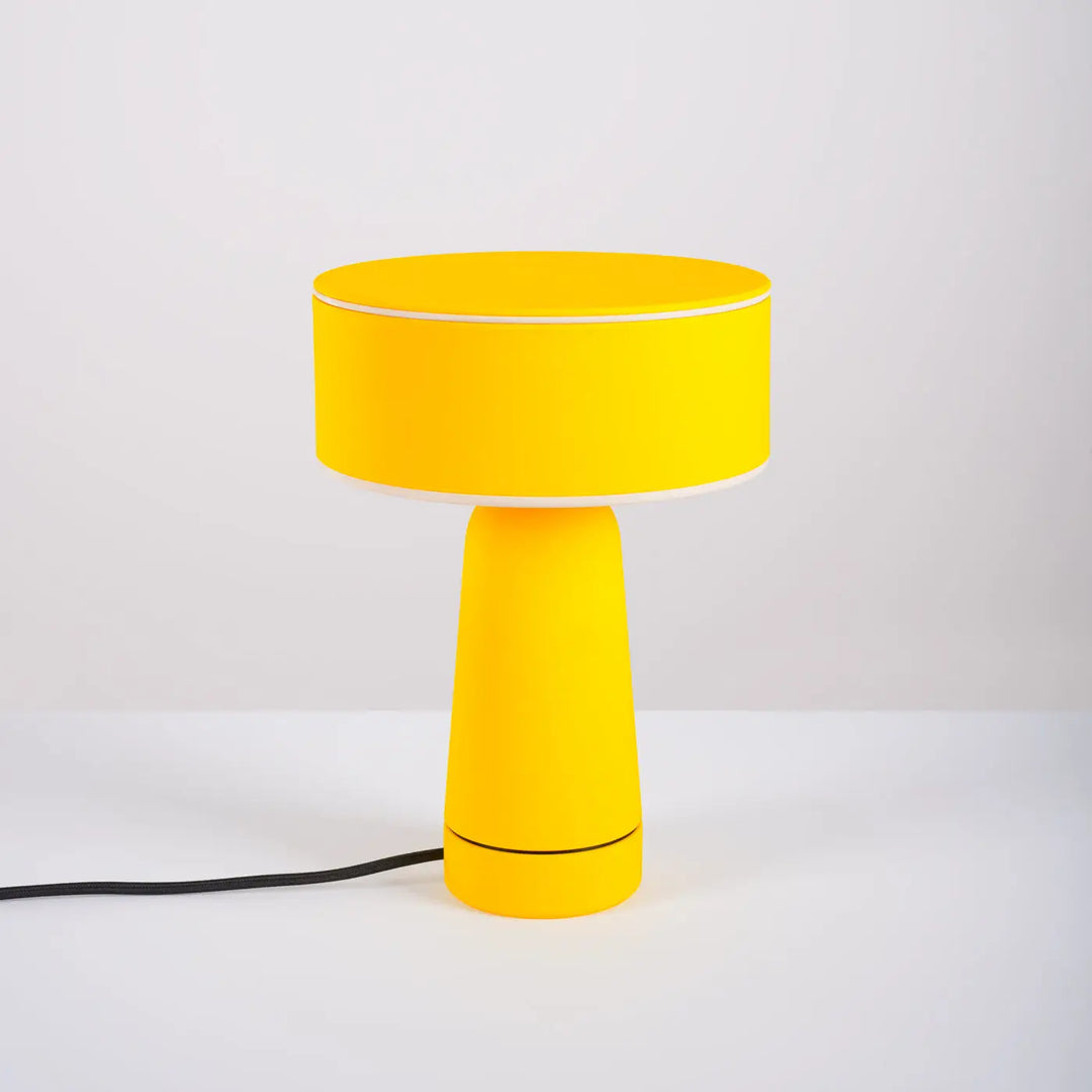 Lampe à poser AXO jaune éteinte, sur un meuble