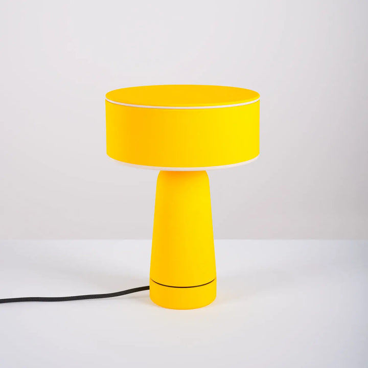 Lampe à poser AXO jaune éteinte, sur un meuble