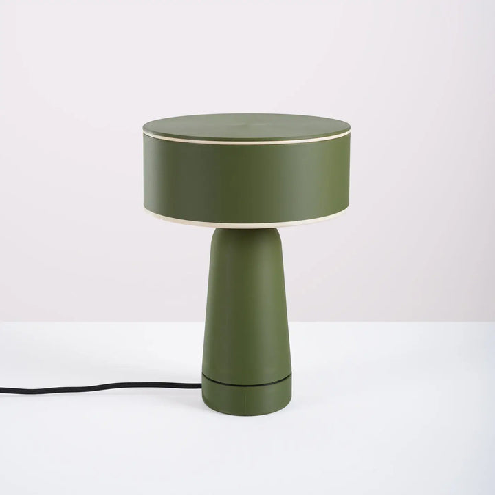 Lampe à poser AXO vert olive éteinte, sur un meuble