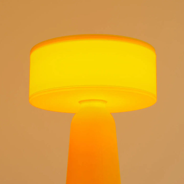 Lampe à poser AXO jaune allumée, vue rapprochée