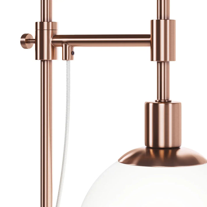 Lampe de chevet erich avec globe orientable en verre soufflé et finition cuivre pour une lumière douce