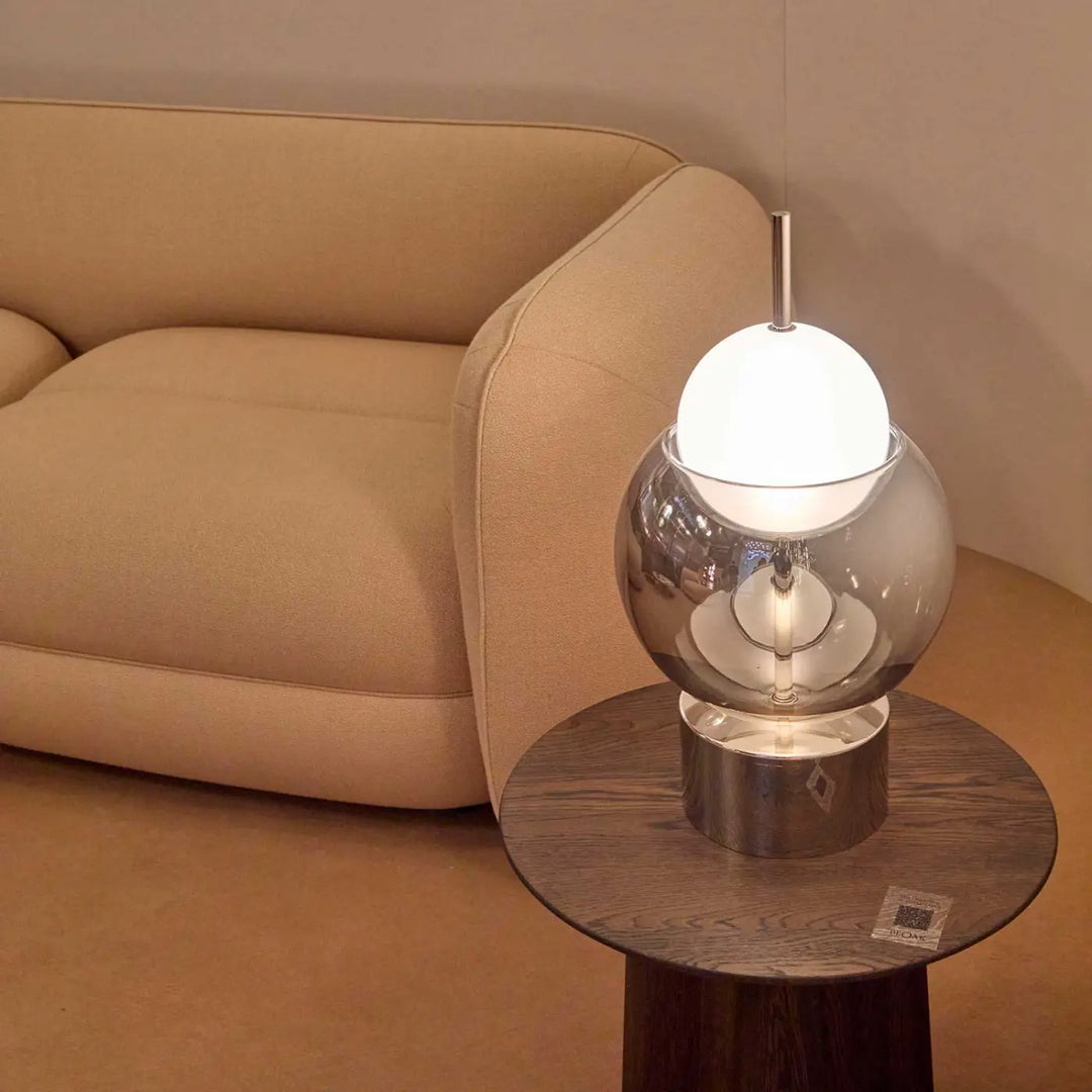 Lampe à poser galileo moderne avec globe supérieur blanc givré et sphère inférieure miroir sur base métallique cylindrique