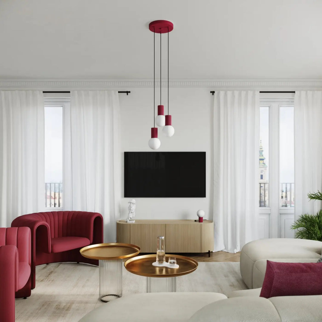 Lampe a poser halo bordeaux avec suspension ronde rouge et trois globes blancs avec base cylindrique rouge