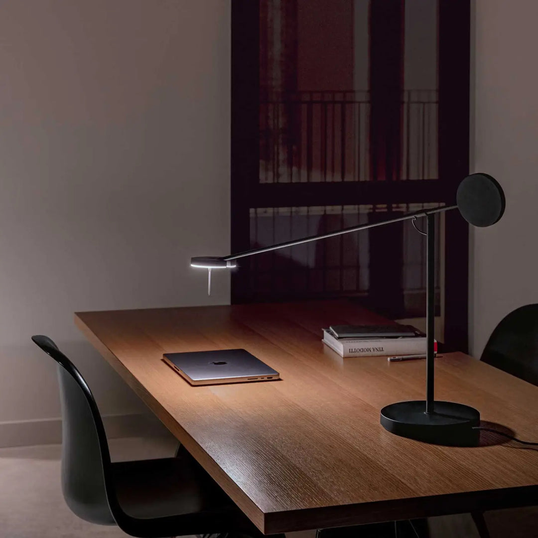 Lampe LED Invisible noire dans un intérieur