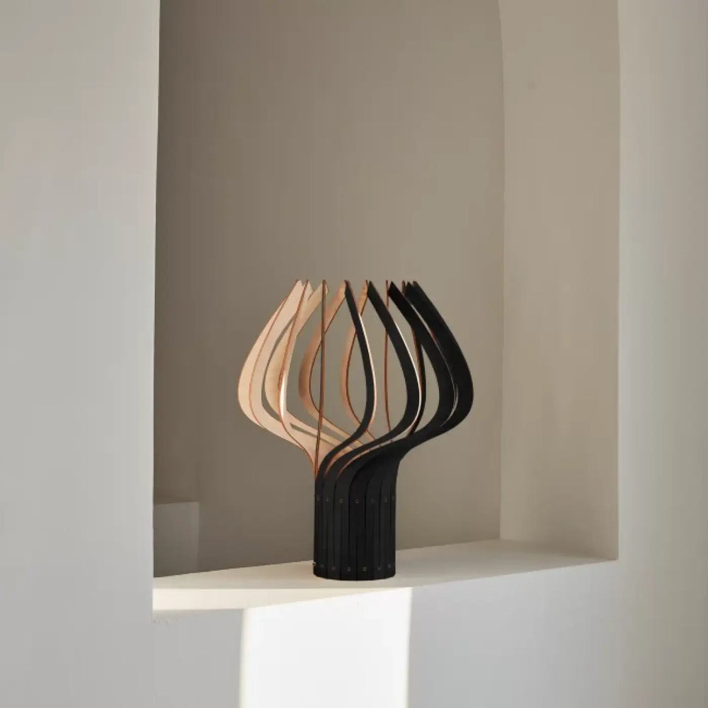 Lampe à poser noire et bois fsc avec bras sculpturaux courbés design pour poser kåputafunat