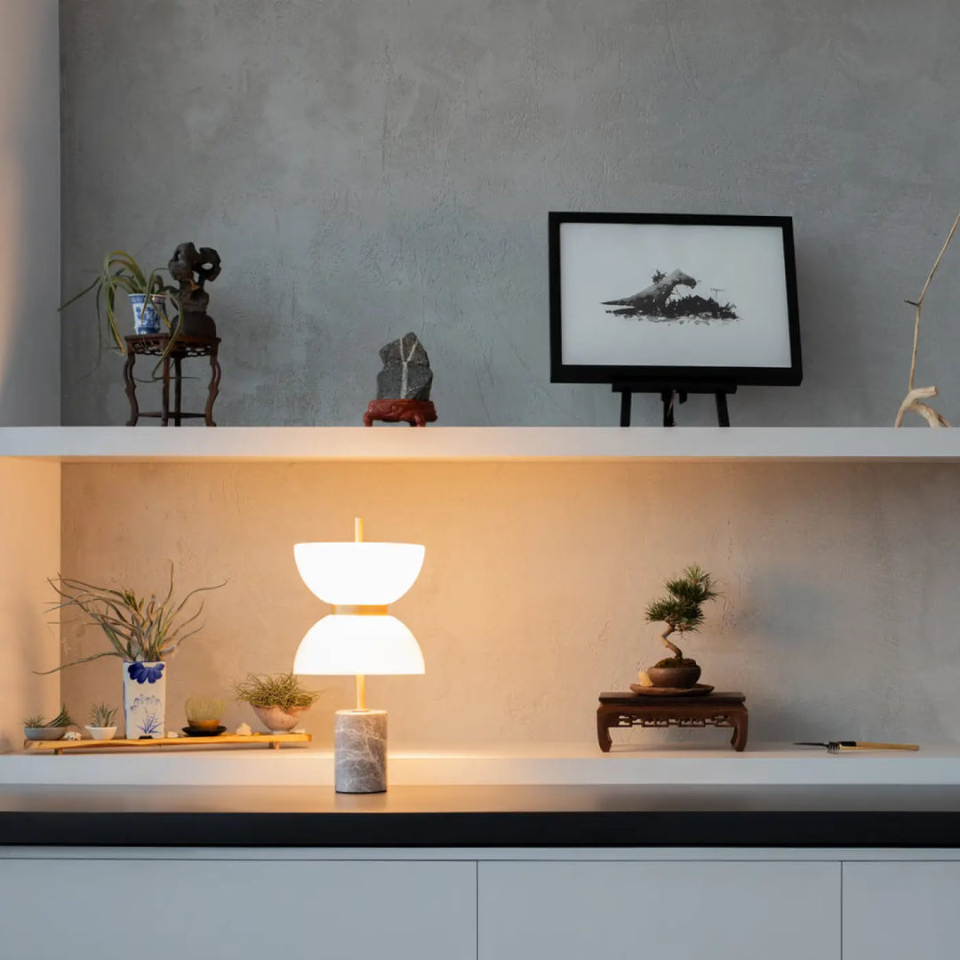 Lampe à poser kyoto led avec abat-jour en verre opalin blanc à deux niveaux et base en marbre gris texturé