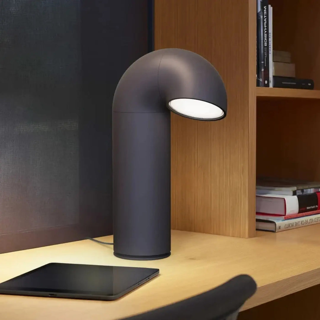Lampe ciro en métal noir mat avec base pivote et tête orientable design industriel pour lampe de chevet