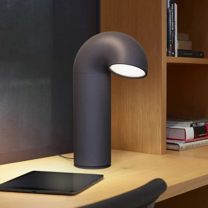 Lampe ciro en métal noir mat avec base pivote et tête orientable design industriel pour lampe de chevet