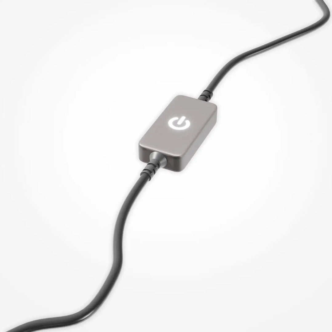 Adaptateur secteur gris avec symbole blanc lumineux connecté à câbles pour lampe à poser mangata verre martelé structure argentée