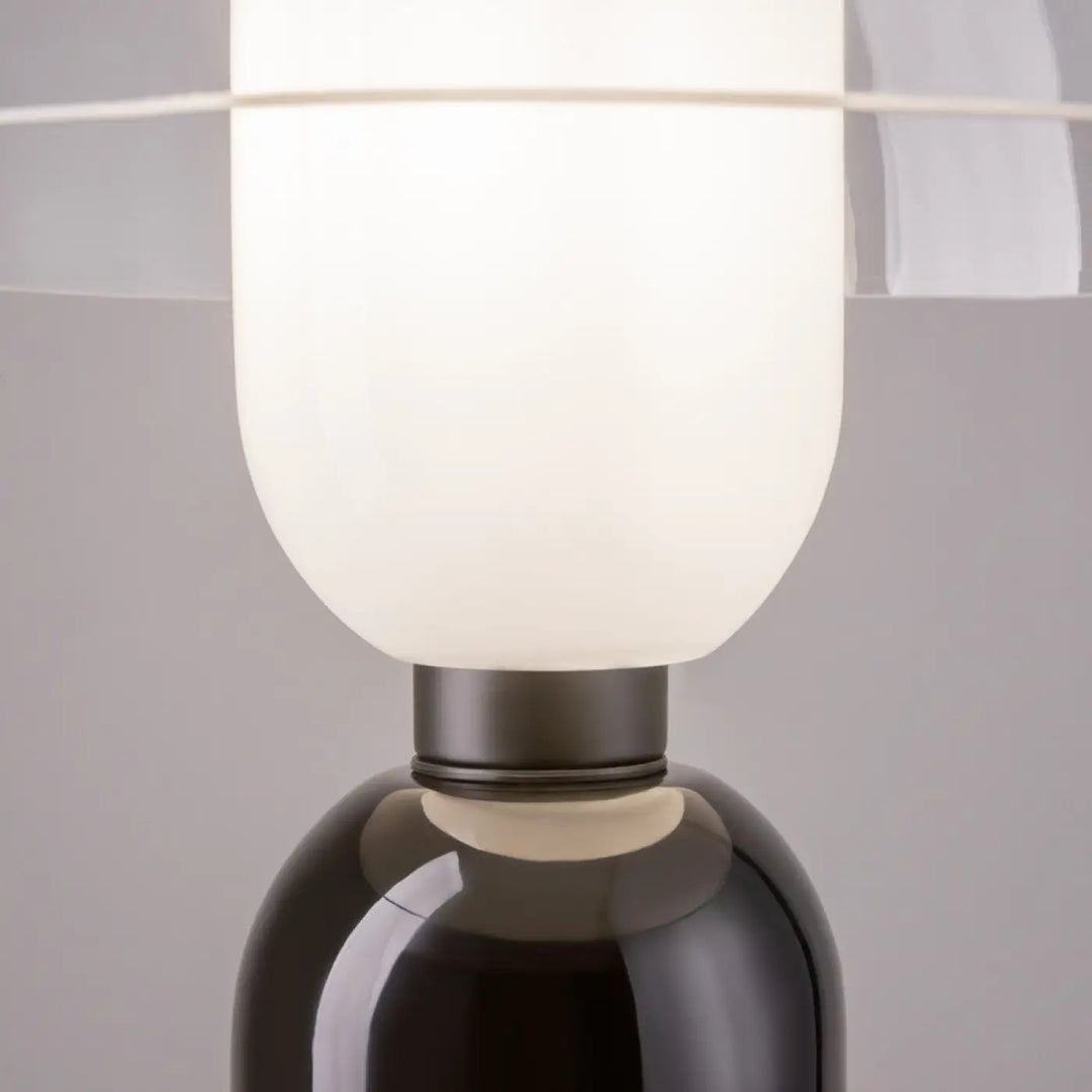 Lampe à poser memory avec abat-jour textile blanc givré et socle noir en céramique glossy moderne et élégant