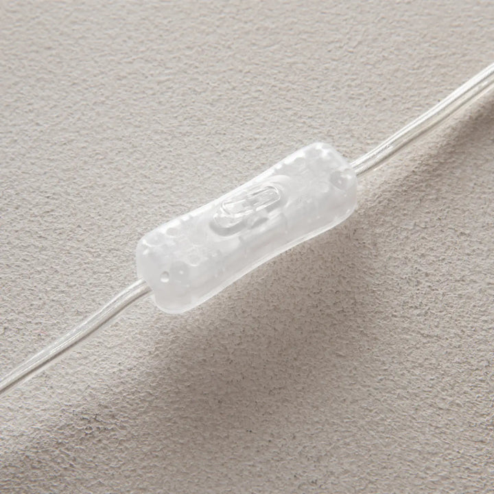 Toggle transparent en plastique texturé monté sur cordon pour lampe de chevet omaggio céramique blanche lumière douce