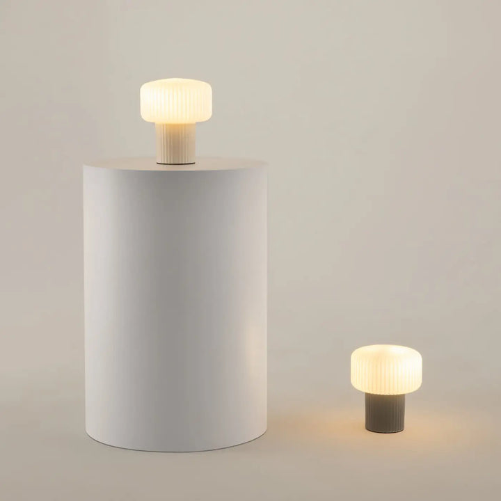 Lampe de chevet omaggio en céramique blanche avec abat-jour givré et lumière douce émise par le socle