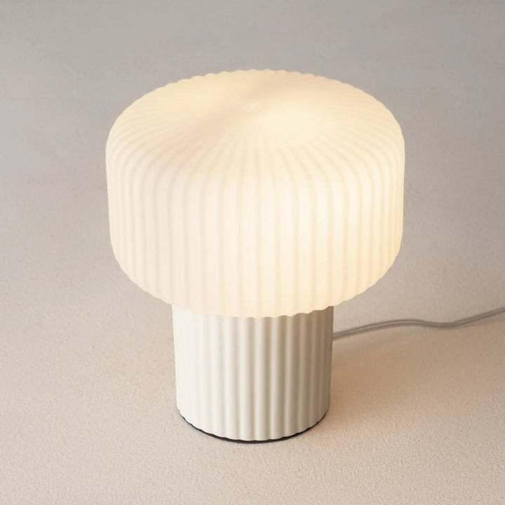 Lampe de chevet omaggio en céramique blanche avec base élégante et lumière douce diffuse en verre nervuré crème