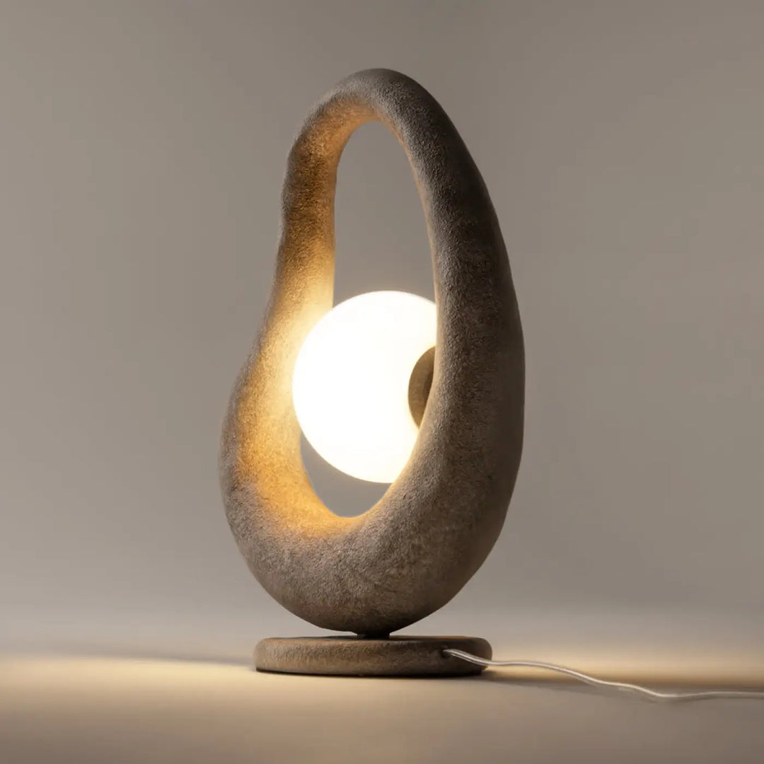 Lampe de chevet opus wabi sabi avec socle sculptural en pierre chaude et lampe à poser sphérique lumineuse