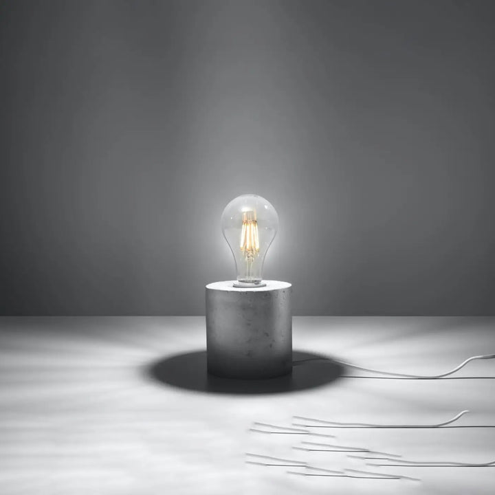 Lampe à poser gris allumée