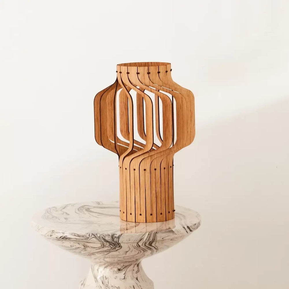 Lampe à poser tjinkwe fråd en bois fsc clair avec design géométrique moderne en lames courbées entrelacées