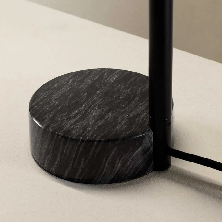 Détail de la lampe à poser Tubs en métal noir et marbre