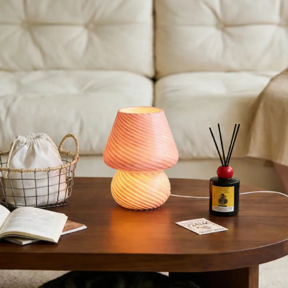 Lampe de chevet glassy raffinée en verre texturé pêche avec lumière chaude qui transforme l’atmosphère