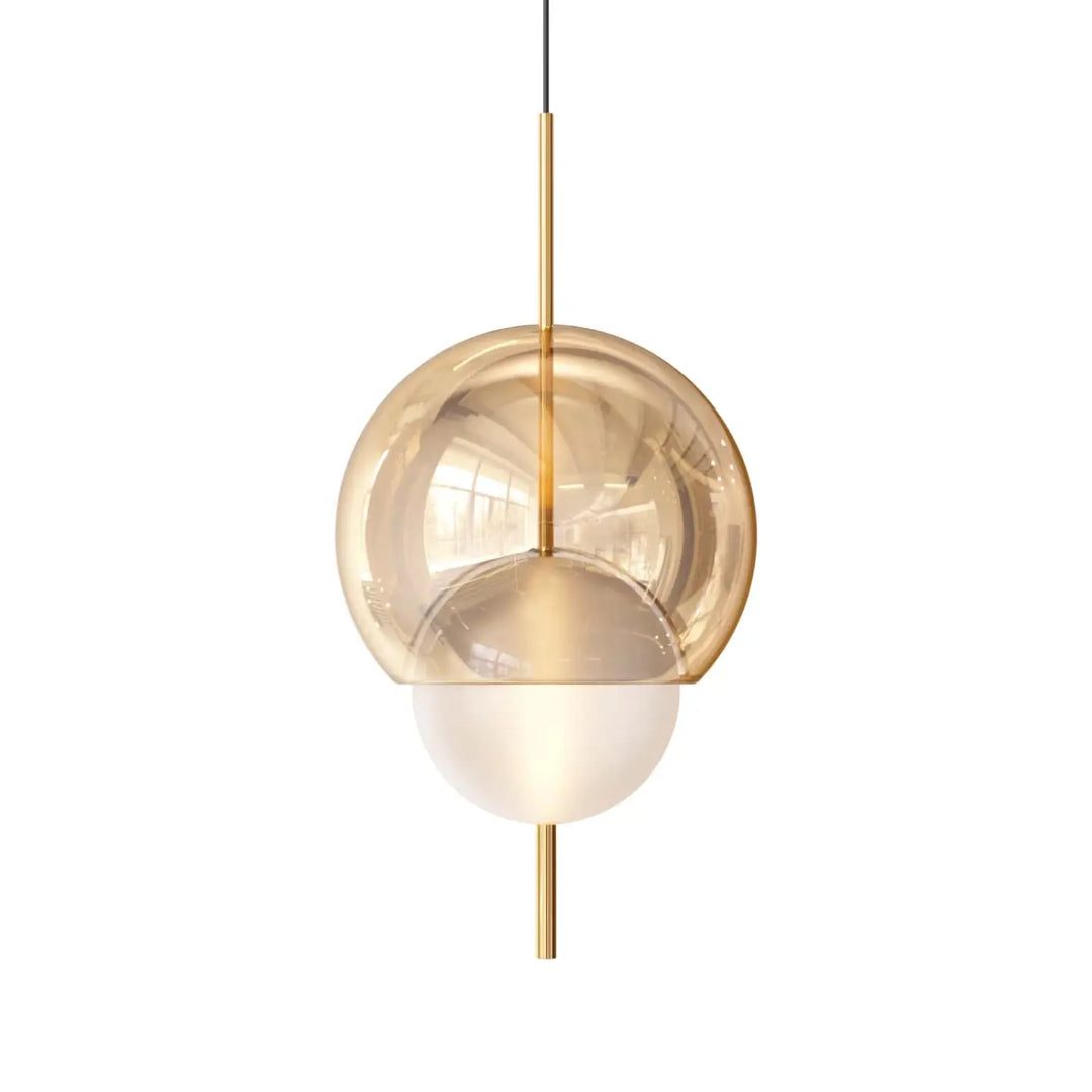 Lampe suspendue galileo en sphère dorée avec globe supérieur ambre translucide et sphère inférieure blanche givrée suspendue par tige en laiton