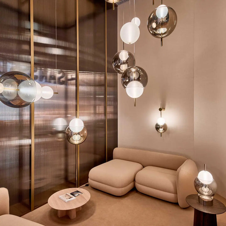 Lampe suspendue galileo avec abat-jours sphériques en verre miroir et dépoli dans un intérieur minimaliste chaleureux