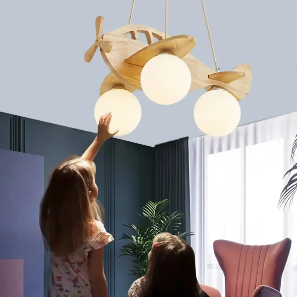 Lampe suspension creaty en bois en forme d’avion avec trois globes en verre blanc pour décoration intérieure plus qu’un simple luminaire