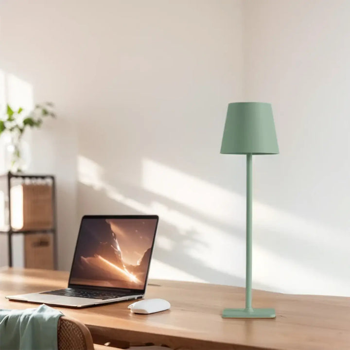Lampe de table contemporaine lucera en vert menthe avec un abat-jour conique qui contribue à créer une ambiance élégante