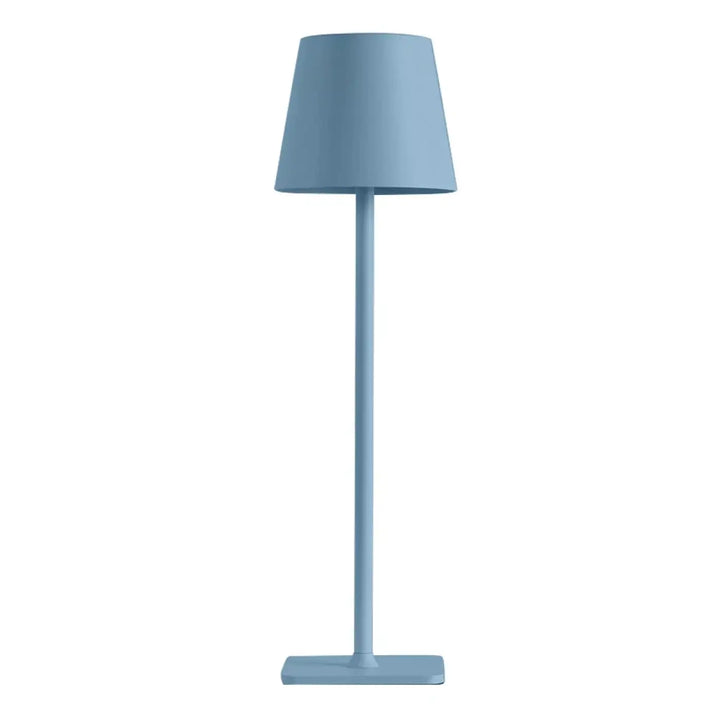 Lampe de table contemporaine lucera en bleu clair avec abat-jour conique qui contribue à créer une ambiance élégante