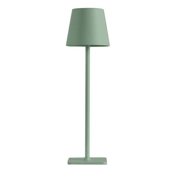 Lampe de table contemporaine lucera en vert sauge mat avec abat-jour conique qui contribue à créer une ambiance élégante