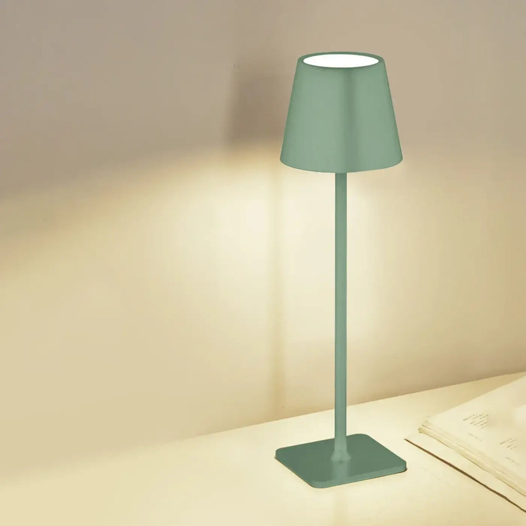 Lampe de table contemporaine lucera en vert menthe avec abat-jour conique contribuant à créer une ambiance épurée