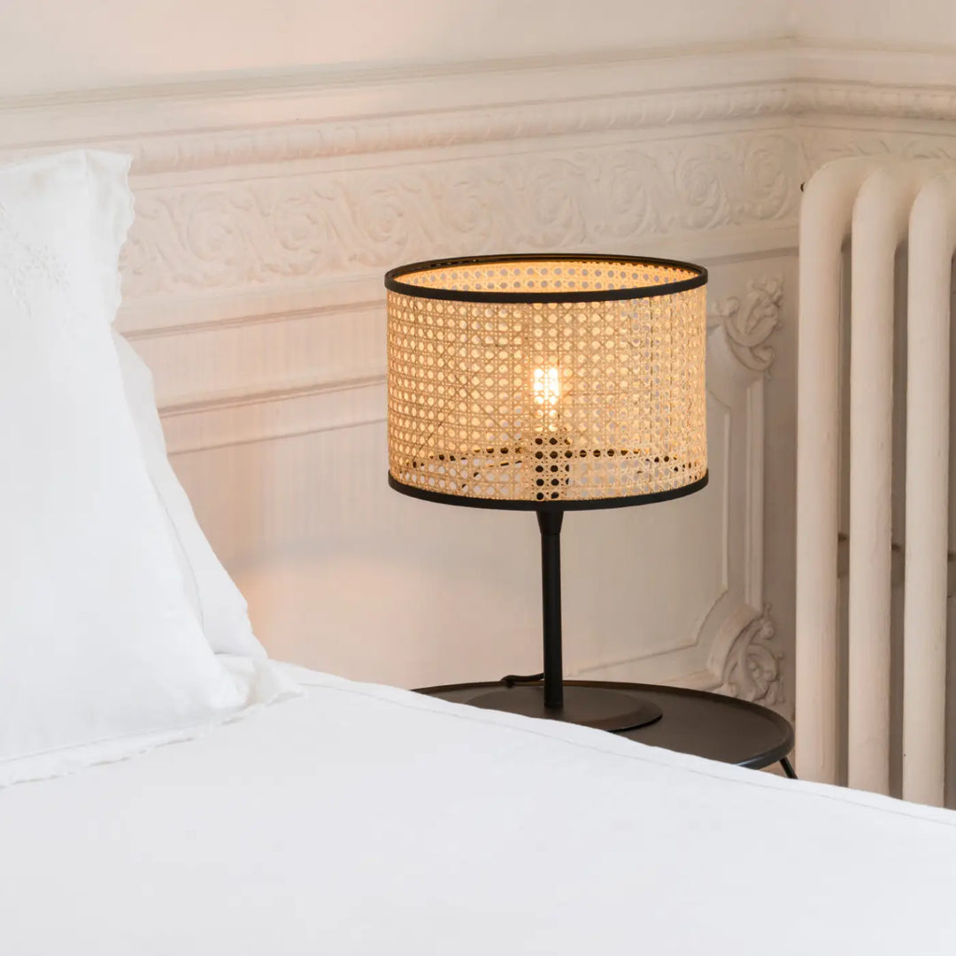 Lampe de table Mambo en rotin de Faro Barcelona en situation