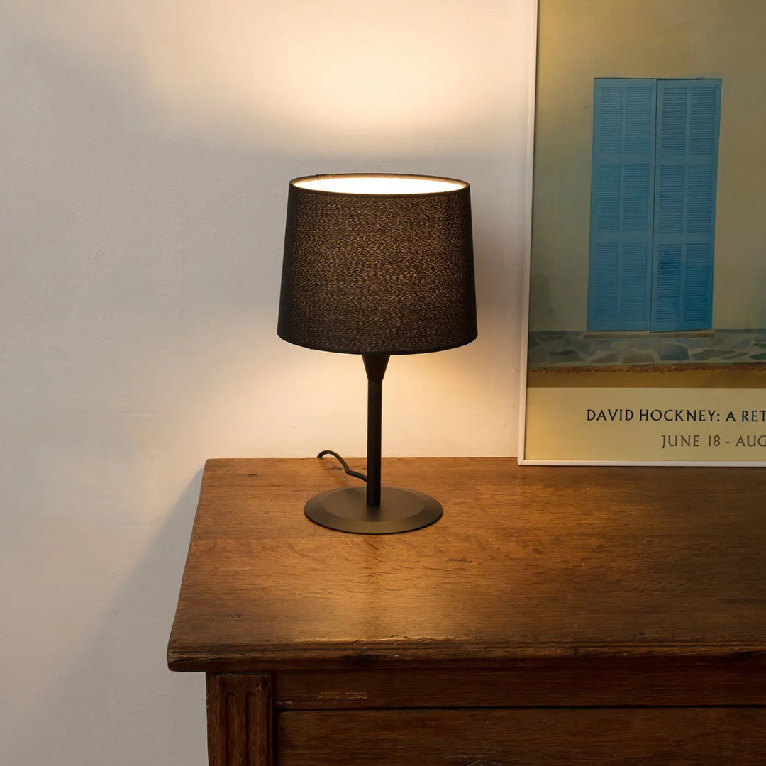Lampe de table Conga S noire dans un intérieur