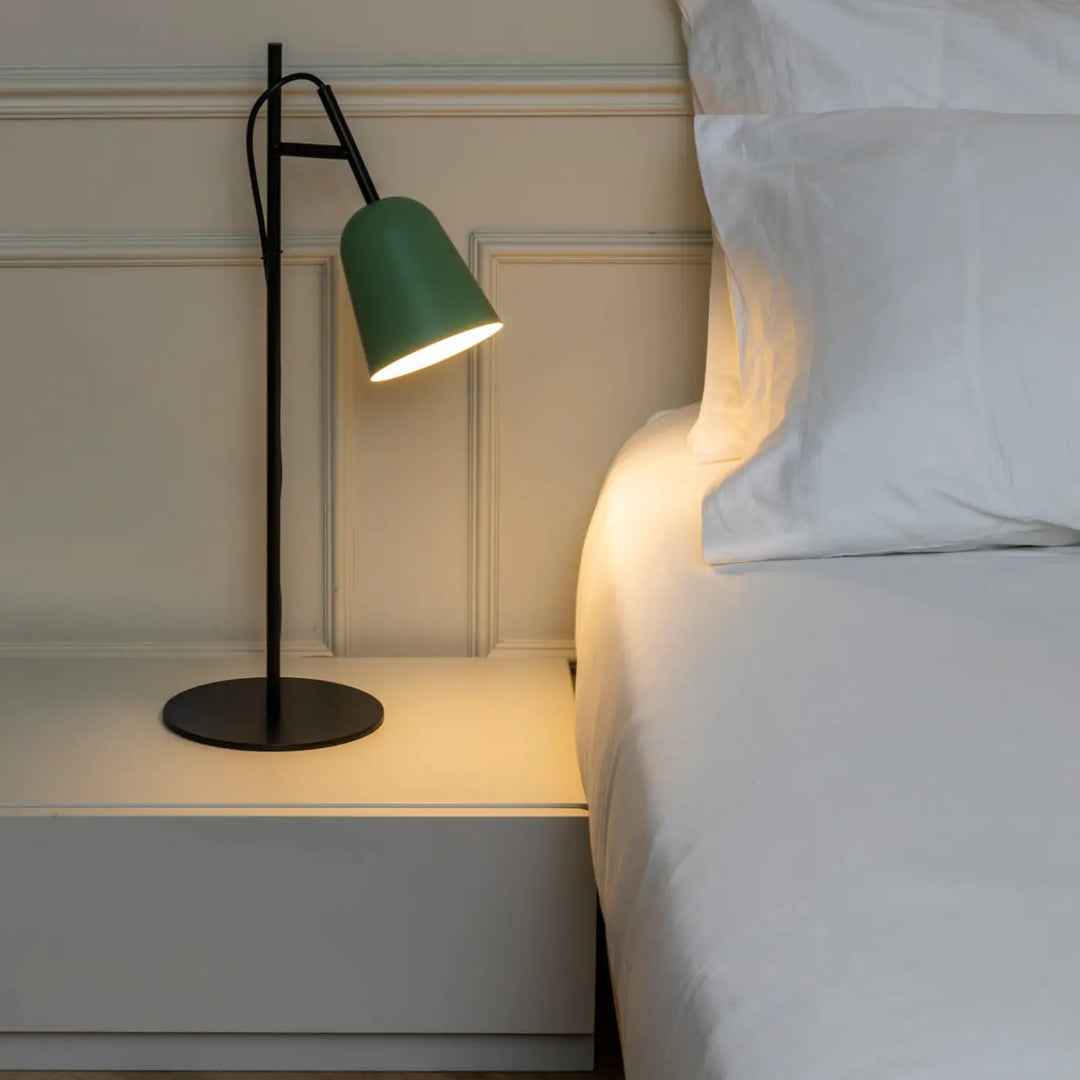 Lampe de table Studio verte de Faro Barcelona en situation
