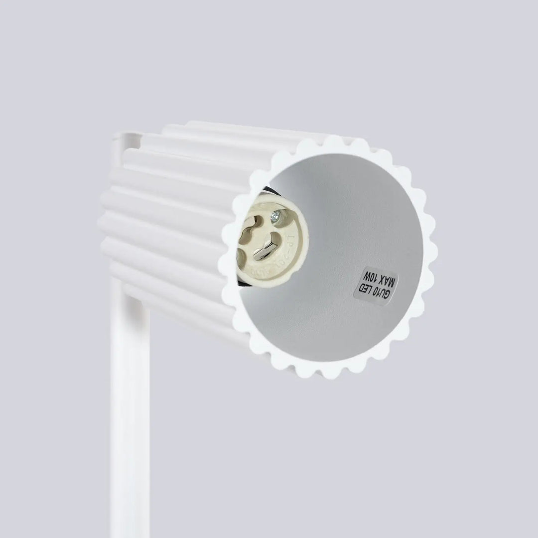 Lampe a poser karbon blanc avec abat-jour blanc côtelé bord festonné et douille e27 design minimaliste